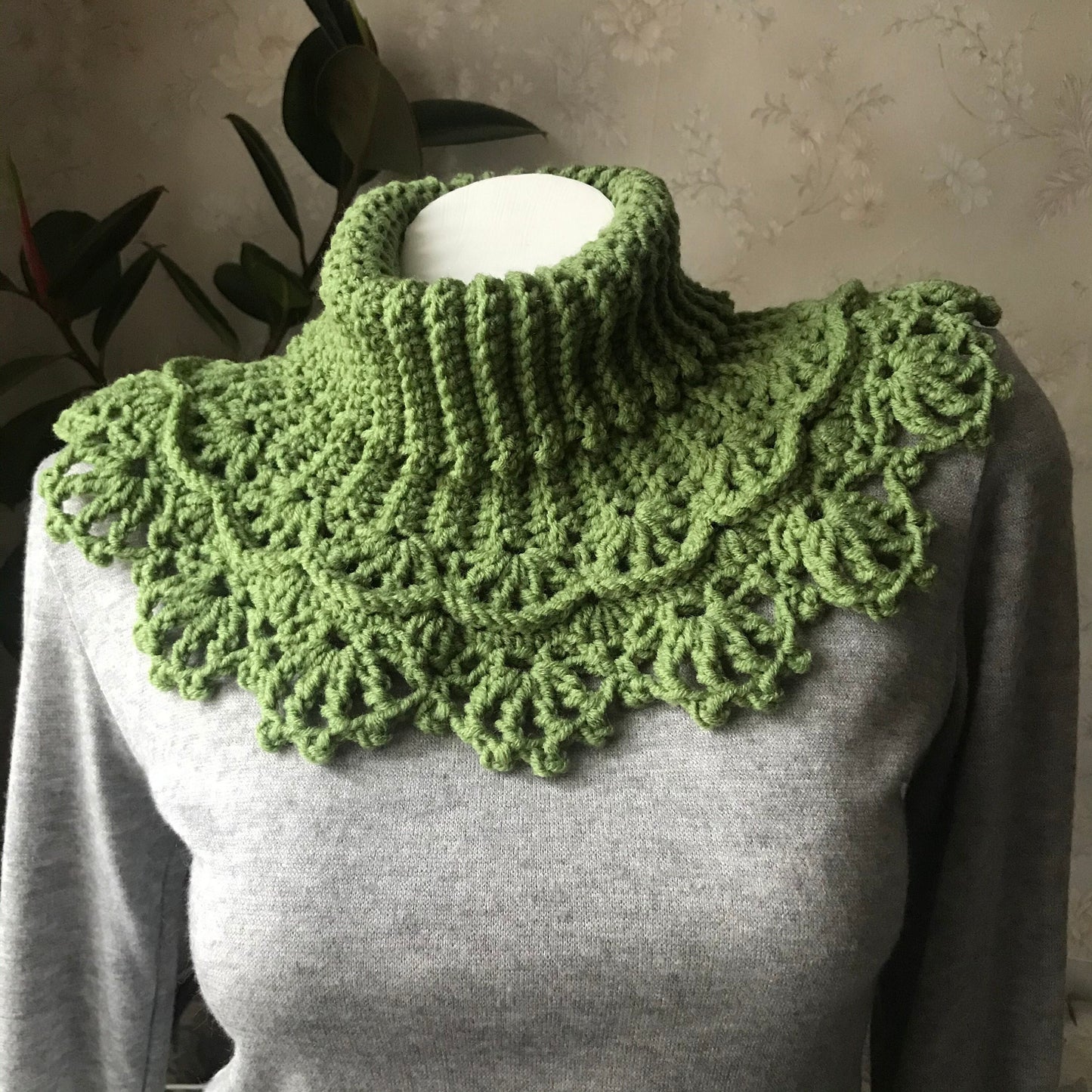 Maria Crochet Neck Warmer Pattern - CrochetArtHub